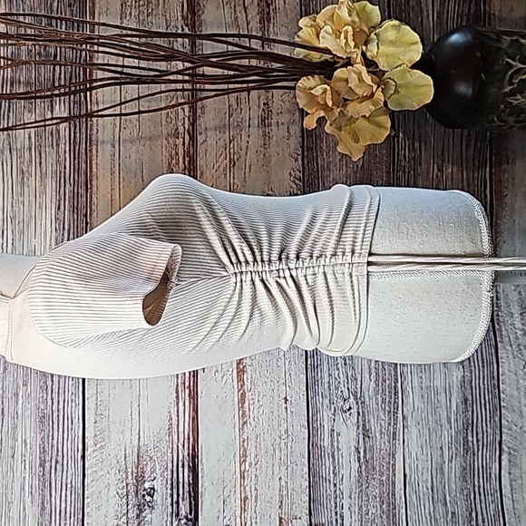 BETTER BE TAN SHORT SLEEVE RIBBED CINCHED CROP TOP - Picture 5 of 10